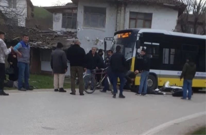 Otobüs ile kafa kafaya çarpışan motosiklet parçalara ayrıldı; 1’i ağır 2 yaralı
