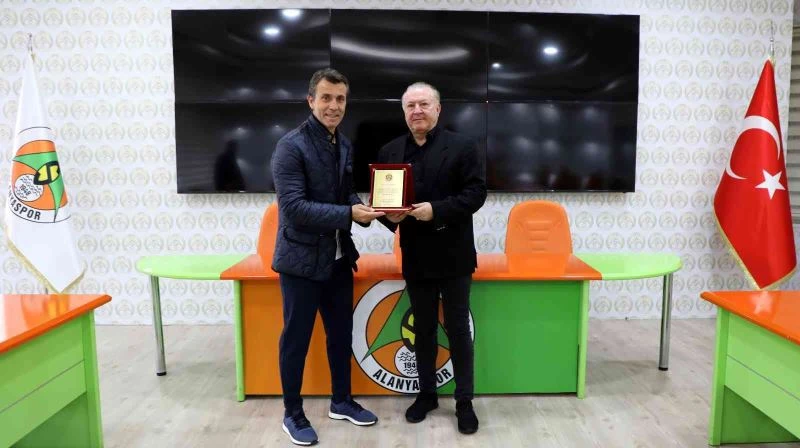 Alanyaspor ile yollarını ayıran Bülent Korkmaz’a plaket

