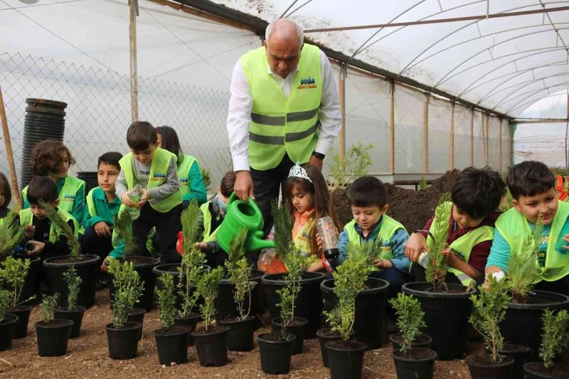 Çocuklar kendilerine özel serada ekiyor, suluyor, yetiştiriyor
