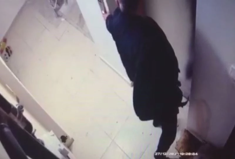 5 ay boyunca komşusuna kabus yaşattı: Daire kapısına çöp attığı ve idrarını yaptığı anlar kameraya yansıdı
