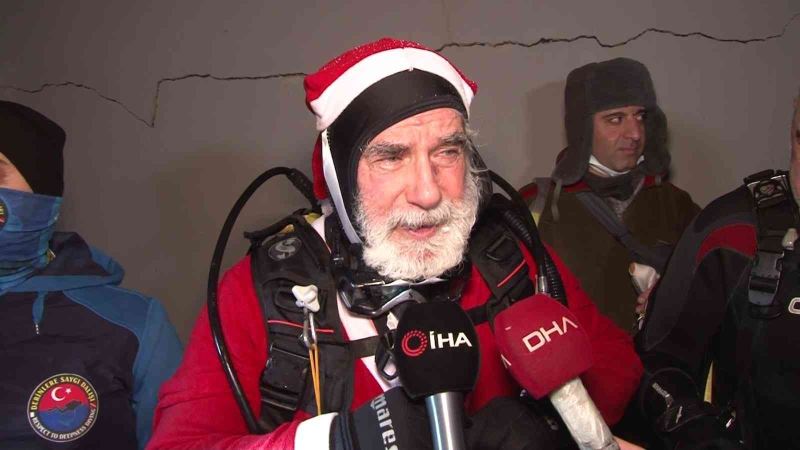 Kadıköy’de Noel baba sokak hayvanları için denize daldı
