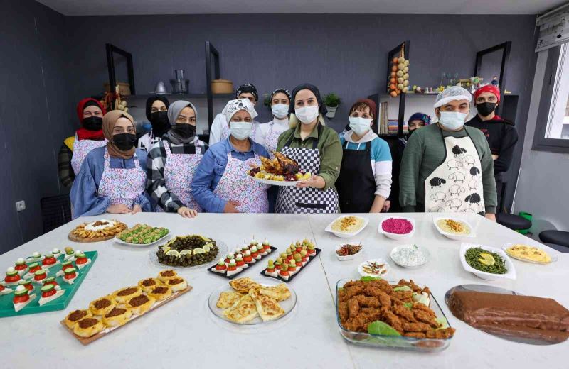 Buca’da kursiyerler Türk ve dünya mutfağından lezzetli tarifler öğreniyor
