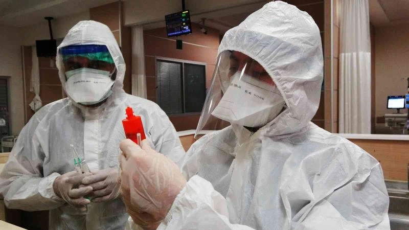 Doktorlar hastalara ‘nefes’ olabilmek için yeni yıla hastanede giriyor
