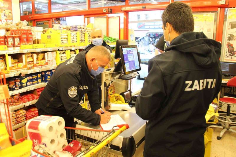 Turizm merkezi Kaş’ta zabıta ekiplerinden ‘zincir market’ denetimi
