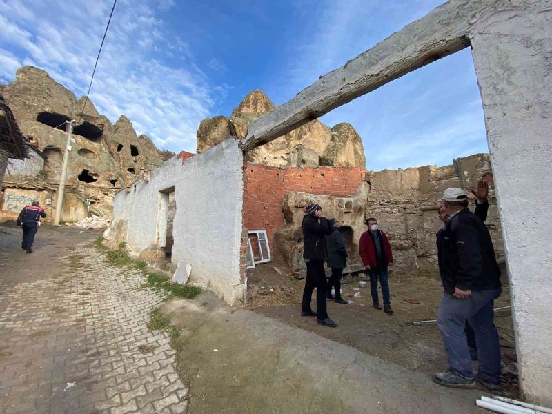 Tarihi eserlerin yanına yapılan yapılar yıkılmaya başlandı
