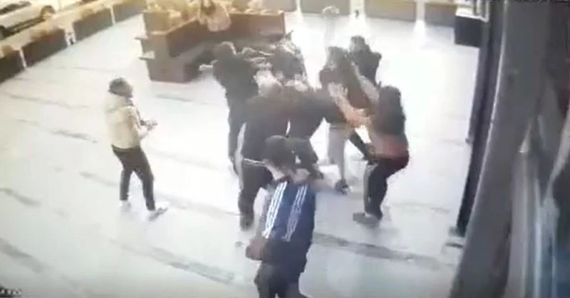 15 kişi tek kişiye saldırdı, araya girenlere bıçak çektiler
