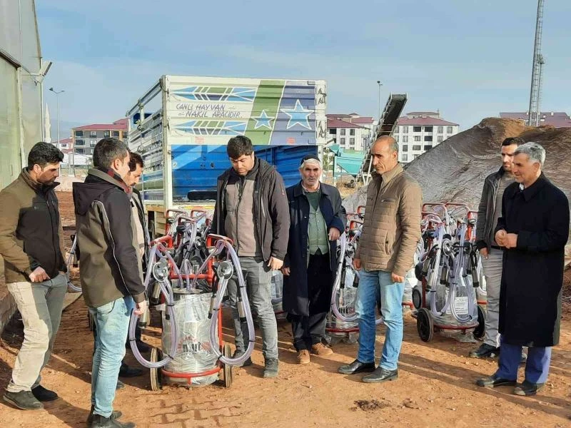 Bingöl’de üreticilere süt sağım  makinesi dağıtıldı
