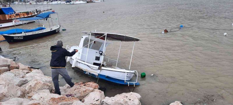 Kırmızı Kod ile uyarılan Finike’de tekne battı
