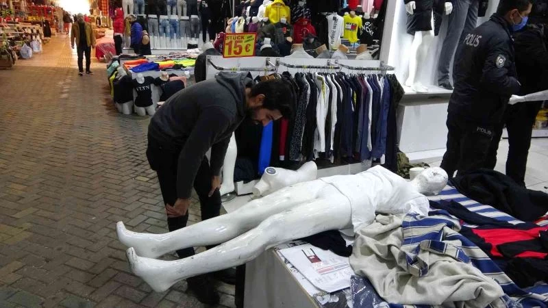 Tezgahtakilerle yetinmeyip mankeni bile soydular
