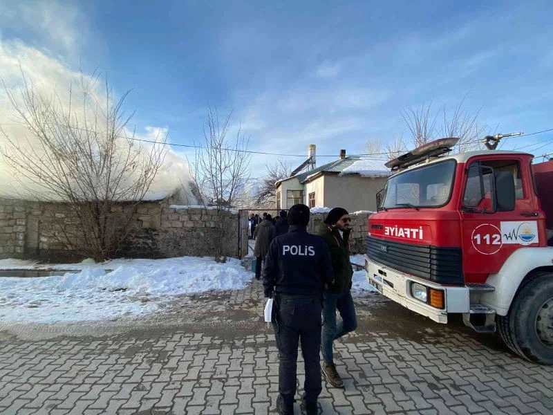 Muradiye’de odunluk yangını
