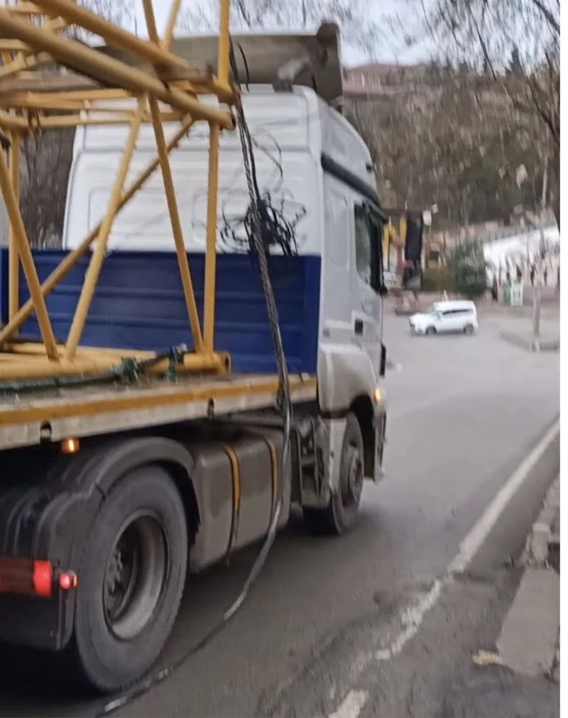 Tır elektrik tellerini kopardı, tehlikeye davetiye çıkardı
