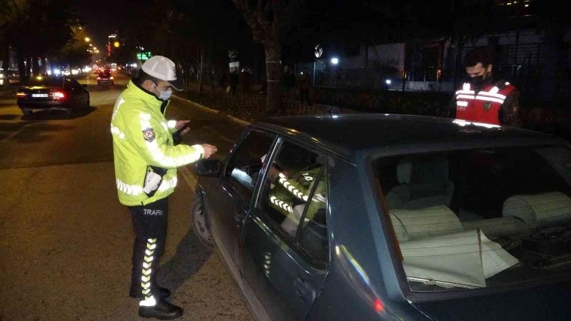 Isparta polisinden 11 ayrı ekiple trafikte alkol kontrolü
