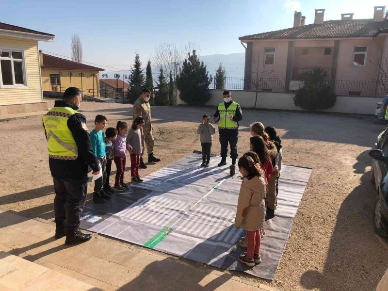 Jandarmalardan oyun oynar gibi trafik eğitimi aldılar
