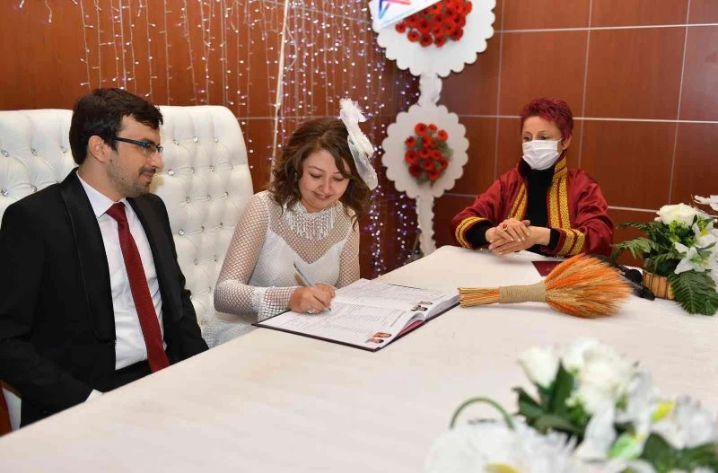 Mersin’de 2021’in bininci nikahını fenomen nikah memuru kıydı

