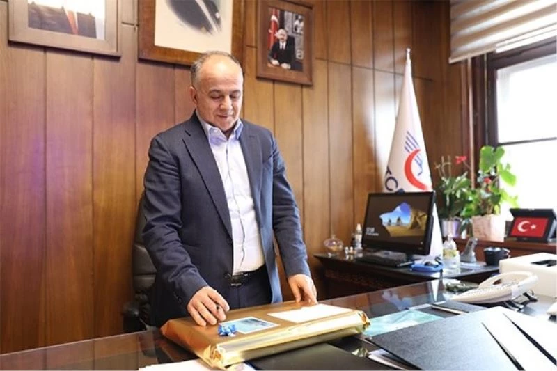 TCDD Genel Müdürü Pezük, Çınar bebeğe tren hediye etti
