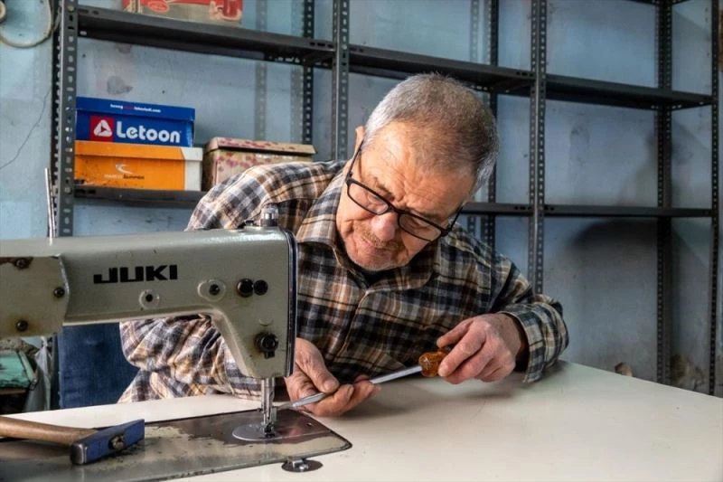 Terzilik mesleğini yarım asırdır aynı dikiş makinesiyle sürdürüyor