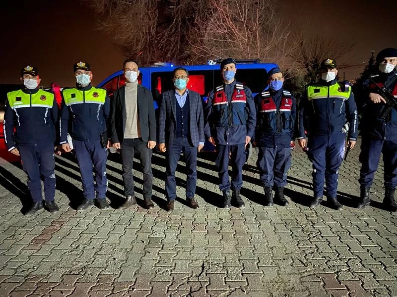 Kaymakam Uçgun, sahadaki personelin yeni yılını kutladı
