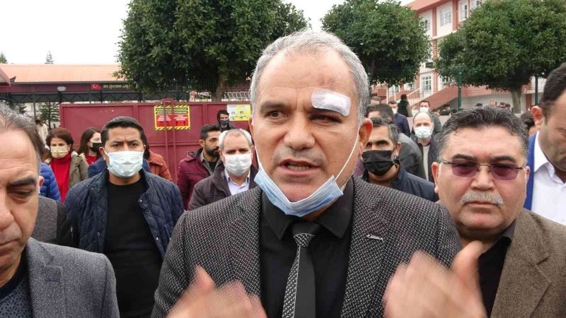 Okulu kapısını kapatan kız öğrenciye müdahale eden müdüre dayak
