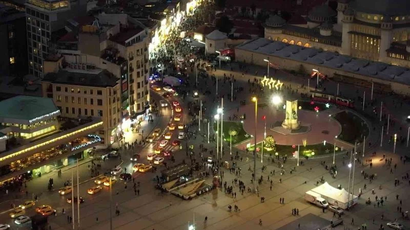 Taksim Meydan’ında yılbaşı yoğunluğu
