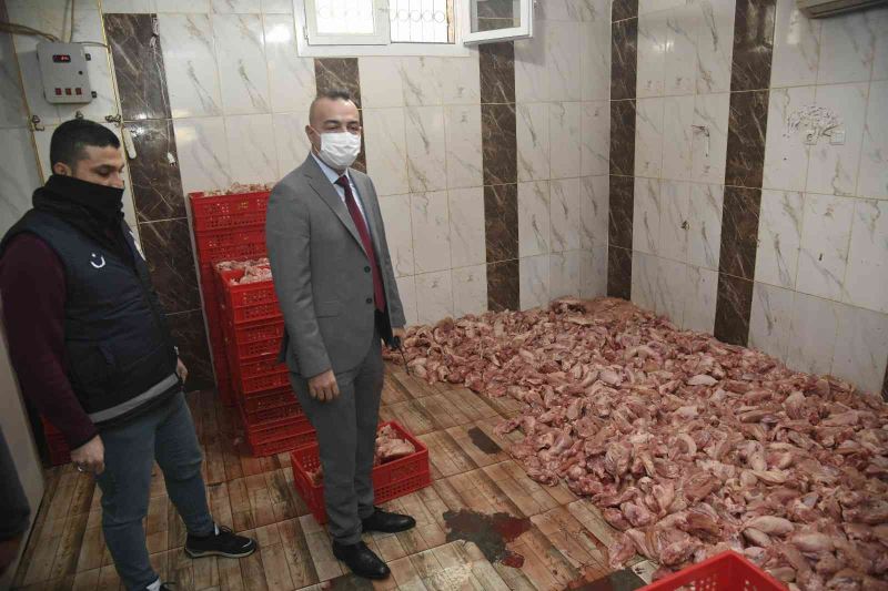 Adana’da 2 ton sağlıksız tavuk etine el konuldu
