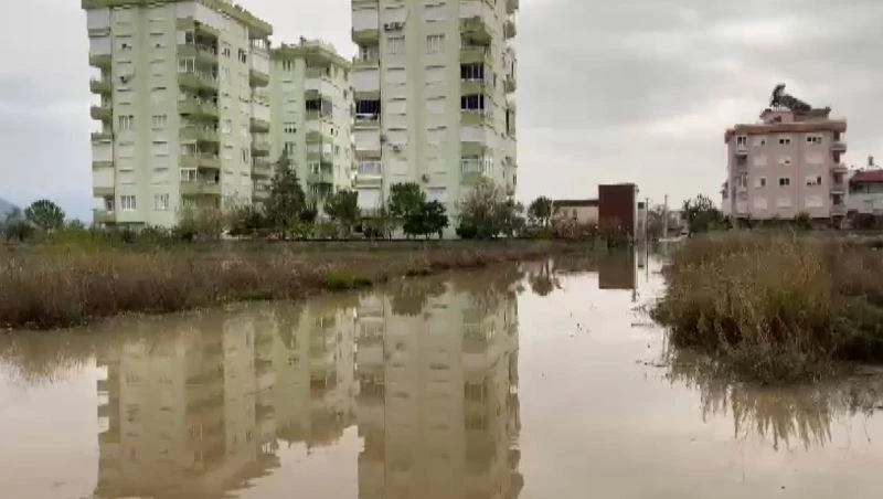 Kırmızı kodlu Finike’nin sokakları Venedik’e döndü
