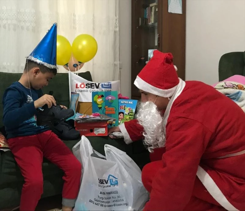LÖSEV yeni yıl öncesi tedavisi süren çocuklara moral ve umut aşıladı