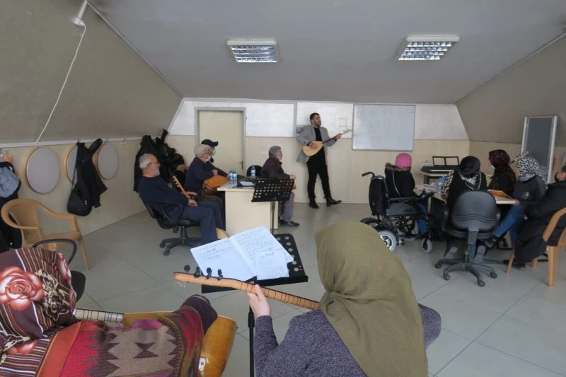 Ulu çınarlar musiki ile terapi oluyor
