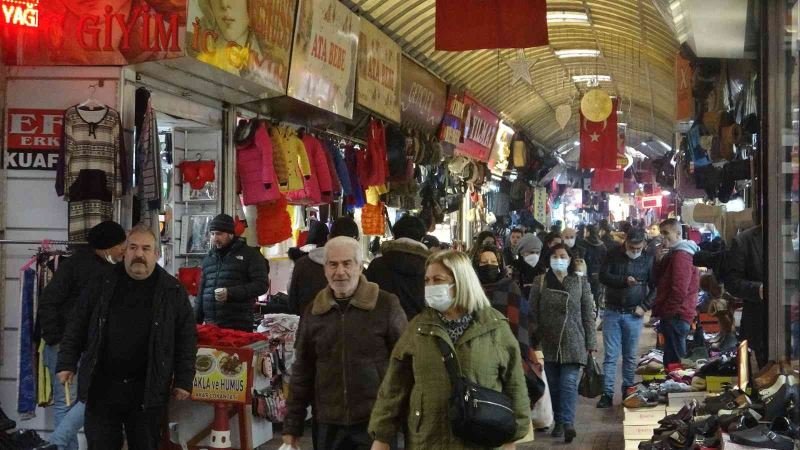 Tarihi Uzun Çarşı’da yeni yıl yoğunluğu yaşanıyor
