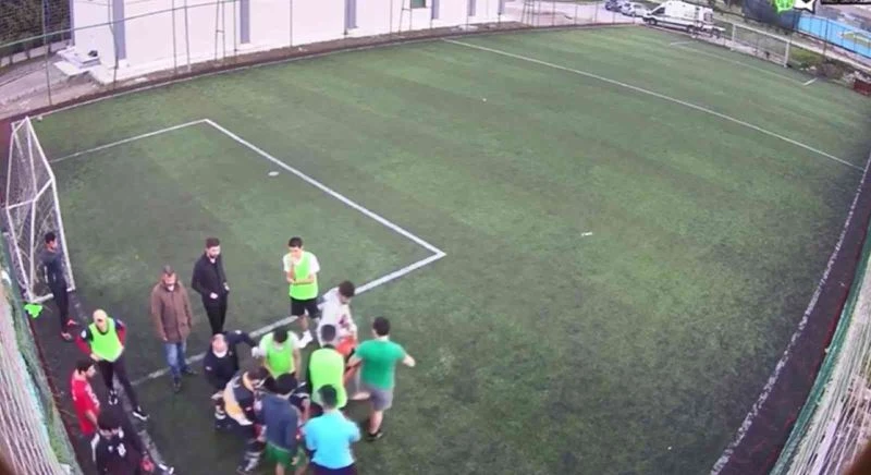 Halı sahada kalp krizi geçirip vefat eden gencin son görüntüleri ortaya çıktı
