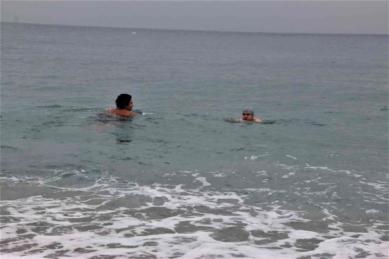 Meteoroloji tarafından ‘turuncu’ kod ile uyarılan Antalya’da turistlerin deniz keyfi
