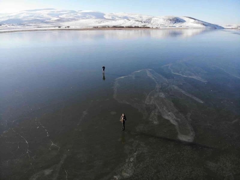 Buz tutan Çıldır Gölü’nde ’vals’
