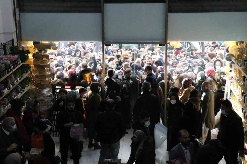 Van’da AVM açılışında izdiham
