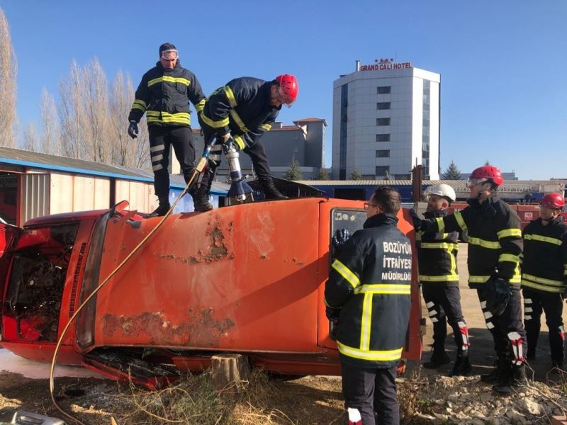 İtfaiye personeline trafik kazalarına müdahale eğitimi verildi
