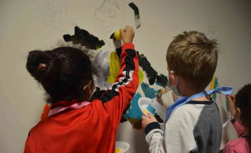 Devlet hastanesinde yatan çocuklar duvarlara resimler çizdi
