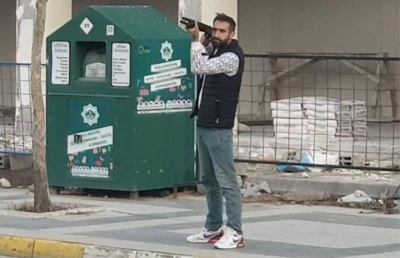 Bir kişiyi vurup tüfeği önce polise sonra kendine doğrultan o şahıs tutuklandı
