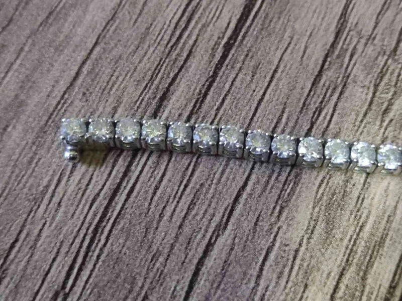 Yolda bulduğu 2 milyonluk pırlanta kolyeyi sahibine teslim etti
