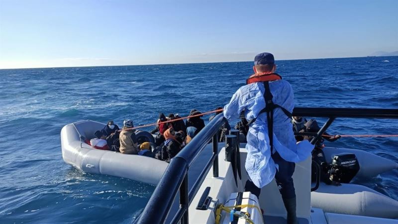 Yunanistan’ın ölüme ittiği 52 göçmen kurtarıldı
