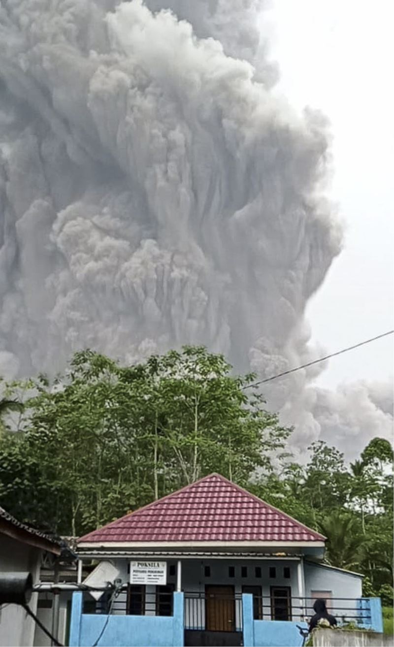 Endonezya’daki yanardağ patlamasında 1 kişi hayatını kaybetti
