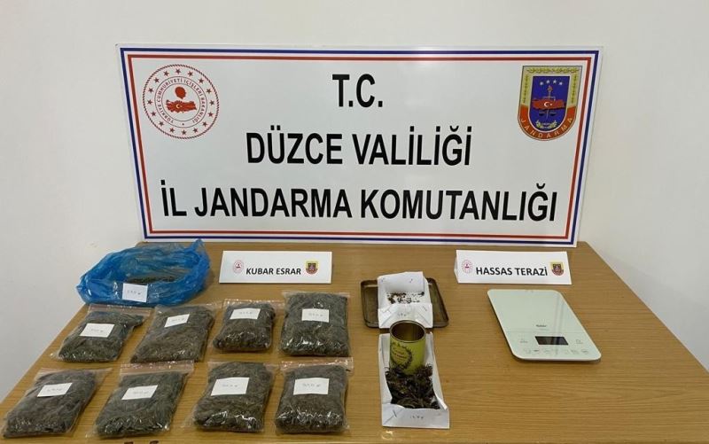 Uyuşturucu taciri paketlediği uyuşturucularla birlikte yakalandı
