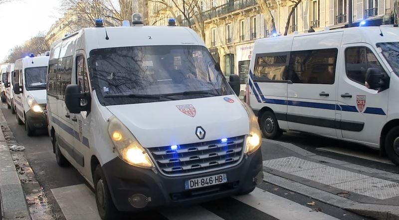 Paris’te 7 farklı bölgede Sarı Yelekliler protestosu
