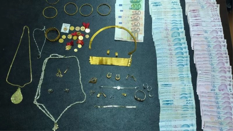 Kendini polis olarak tanıtan dolandırıcıya evde altın para ne varsa verdi.