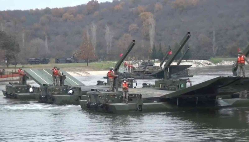 Durgun sulardan geçiş tatbikatı: Askeri araçlar göletin içinden geçti

