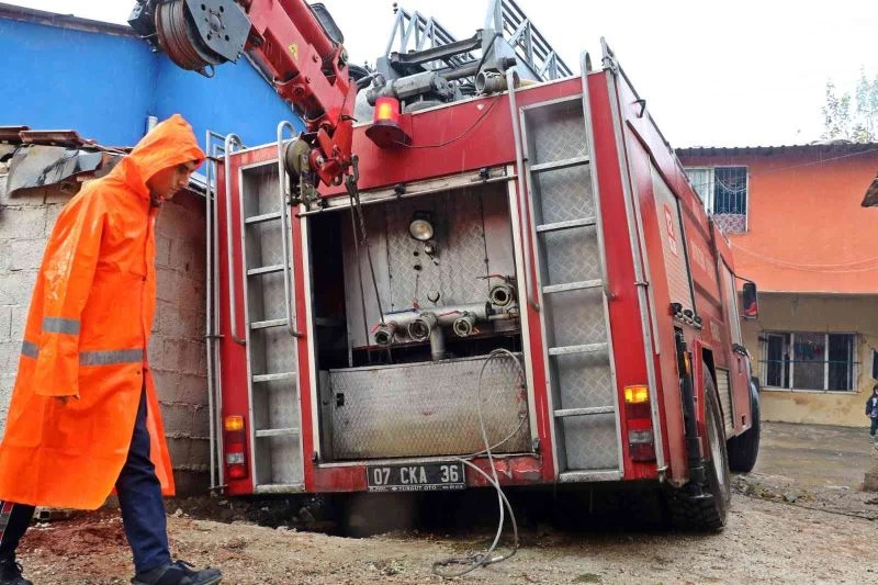İtfaiye aracı foseptik çukurunda mahsur kaldı