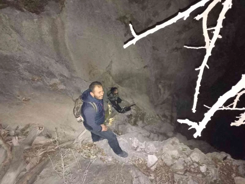 Dağ başında yollarını kaybeden şahısları jandarma kurtardı