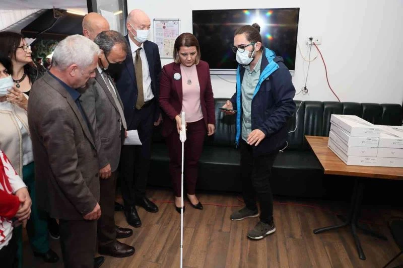 Akıllı bastonlar sayesinde görme engelli vatandaşlar istedikleri yere gidebilecek
