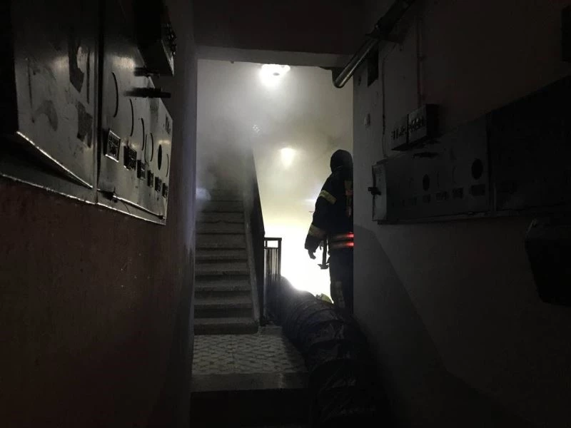 Apartmanı kaplayan yoğun duman vatandaşları sokağa döktü

