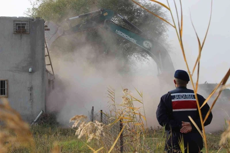 Marmara Gölü kurudu, işgaller arttı
