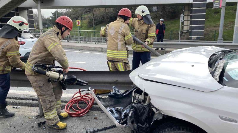 E-5 Karayolu’nda otomobil bariyerlere ok gibi saplandı
