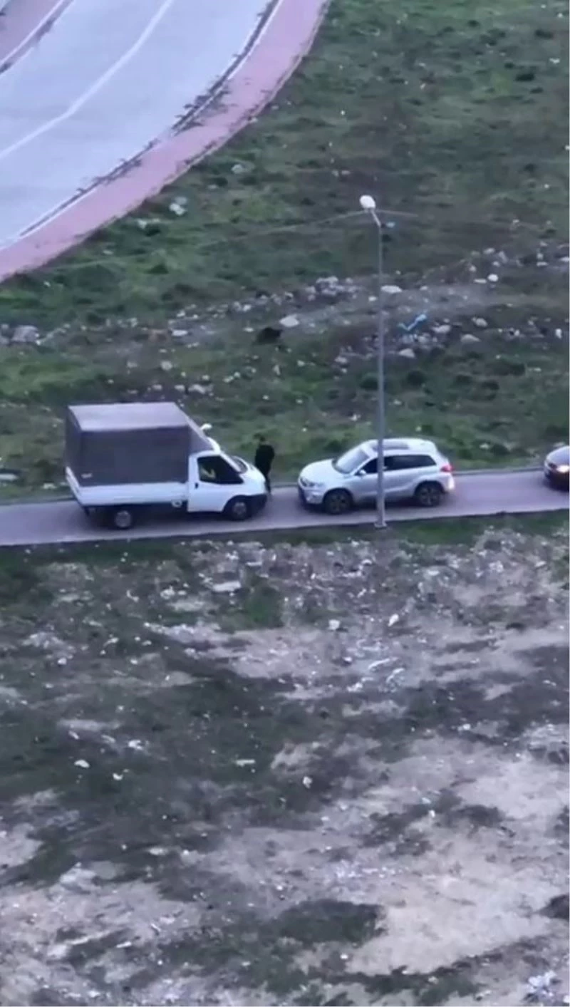 Trafikte ’yol benim hakkım’ inatlaşması kamerada
