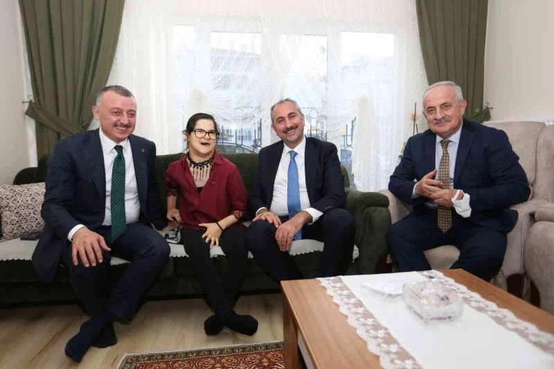 Bakan Gül, Gülşah’ın evine konuk oldu
